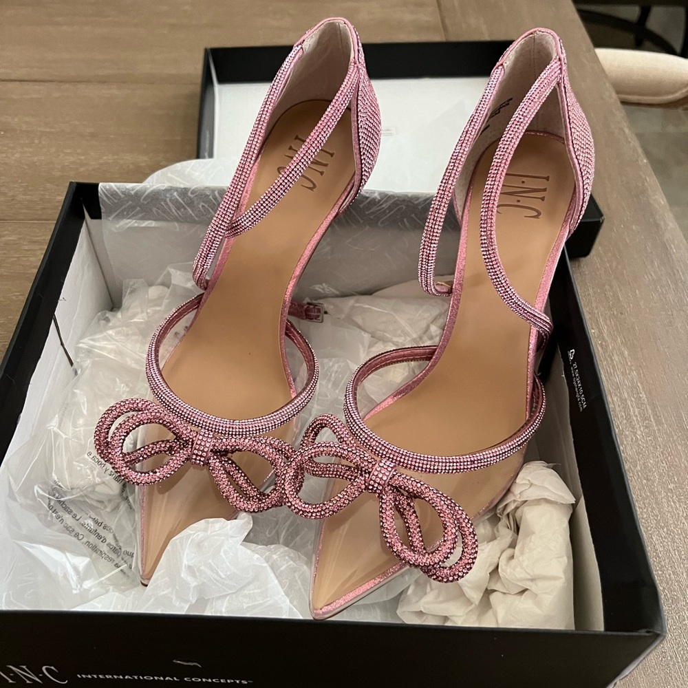 Bow heels
